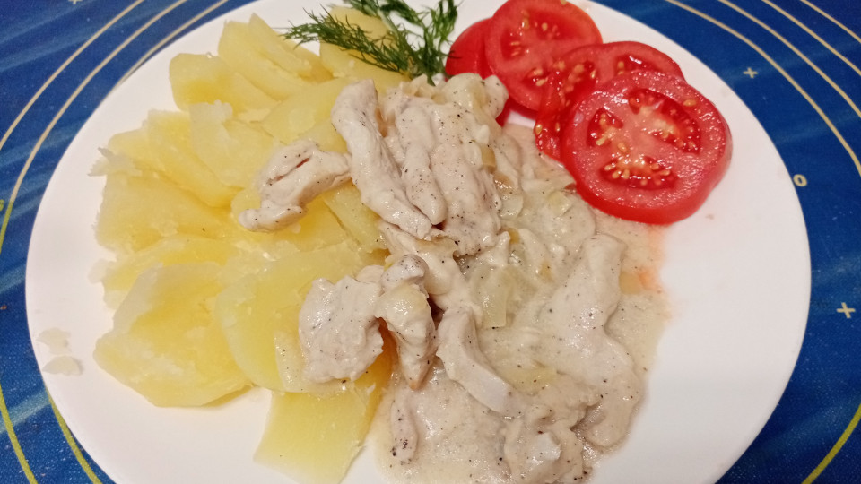 Бефстроганов из куриного мяса с гарниром из картофельного пюре